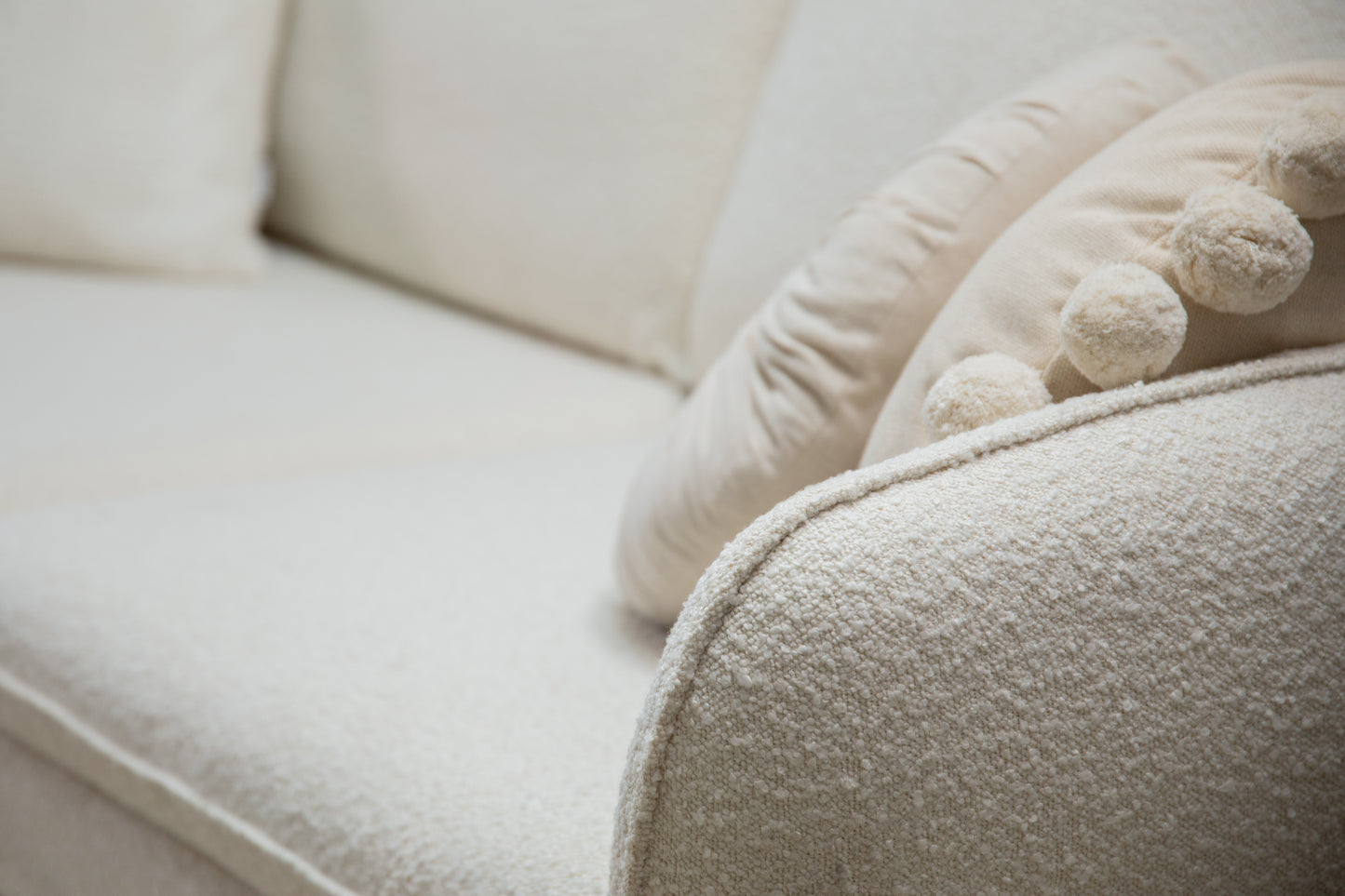 Atzveltnes krēsls Cosmopolitan Design Vienna bukle 97x94x95 cm krēms - N1 Home