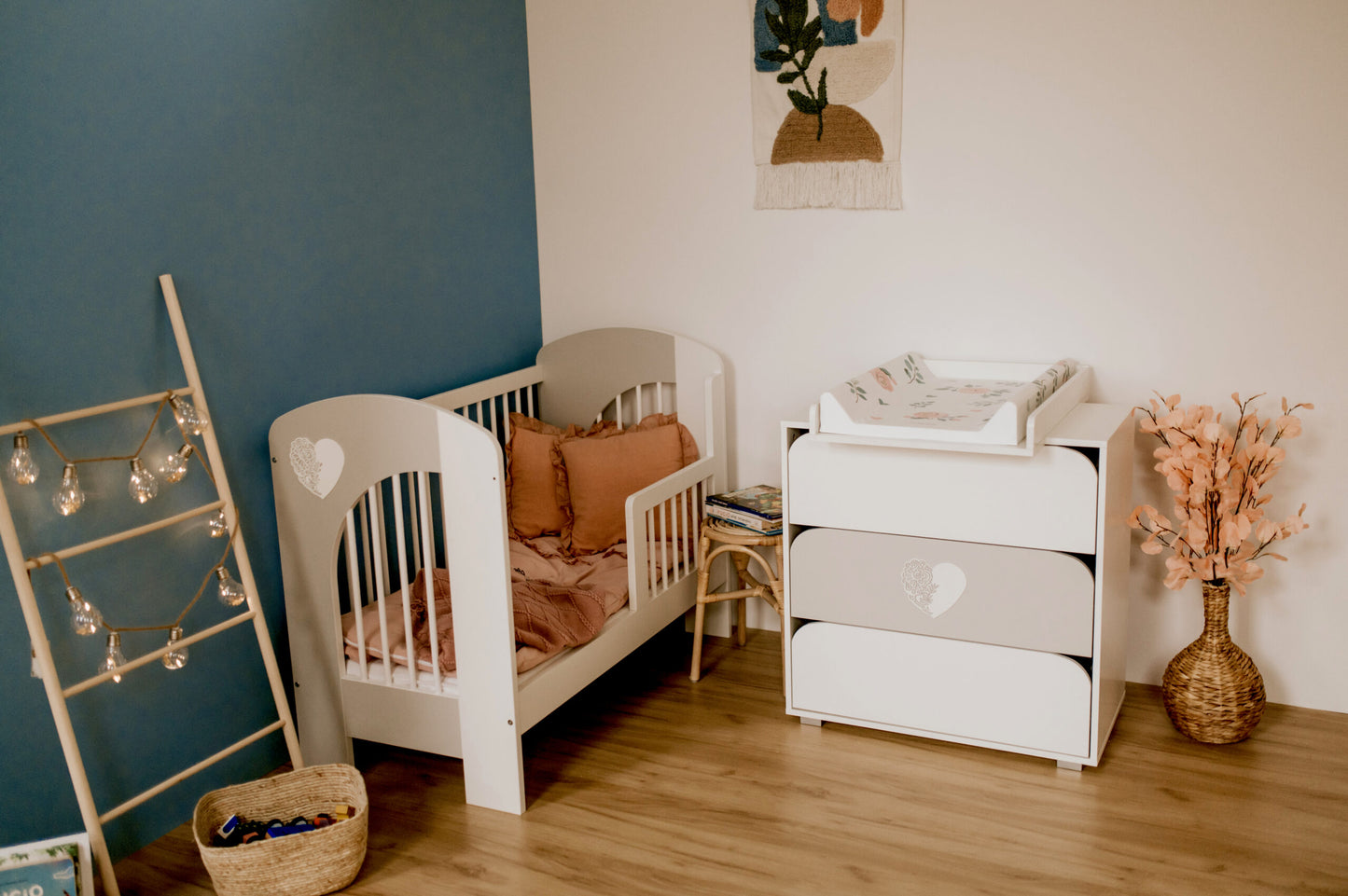 Gulta BAILY 125 /99 /66 cm balts/pelēks - N1 Home