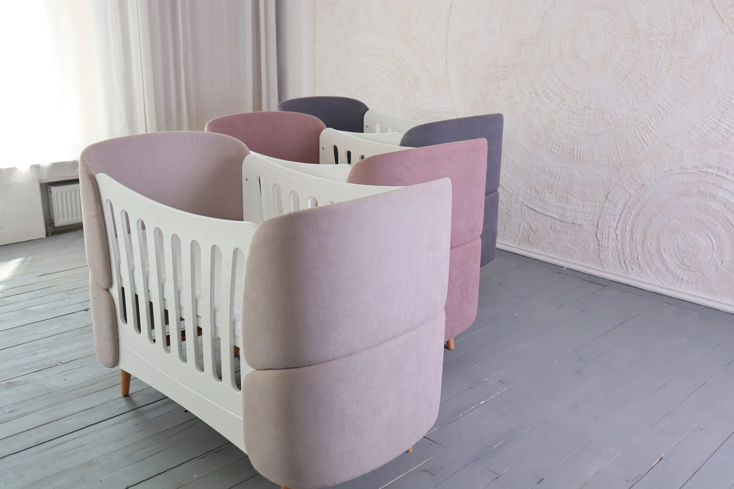 Ovāla bērnu gultiņa Transformers Fly Bed Velvet 145/104/66 cm rozā krāsa - N1 Home