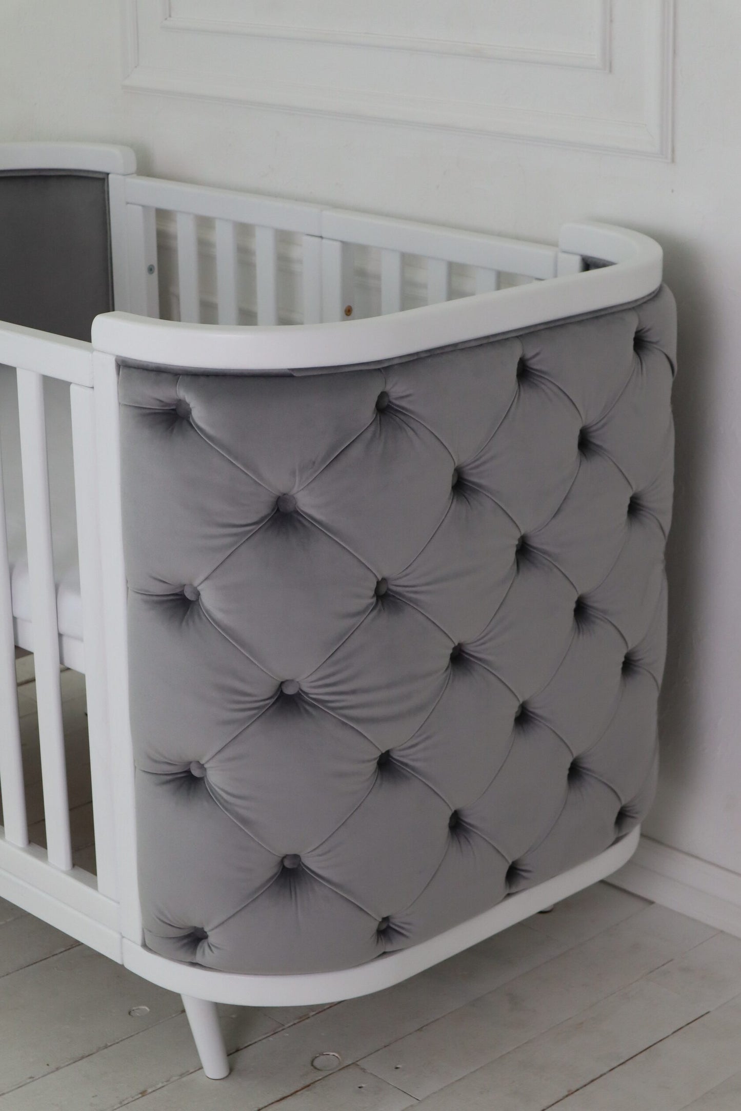 Gultiņa-transformers Boho ar kustīgu sienu 70/90-134 cm balts/pelēks velūrs - N1 Home