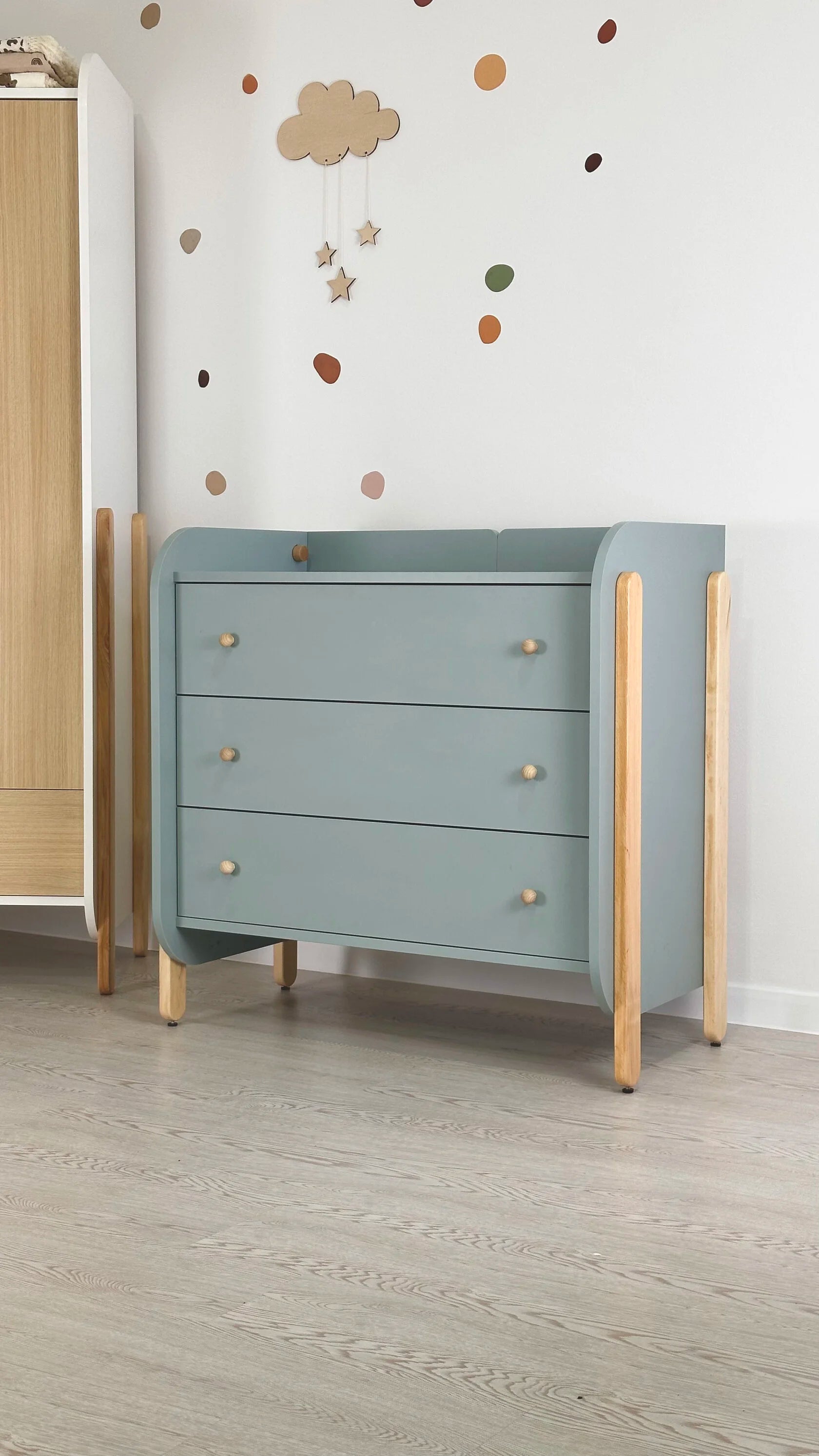 Ingvart Kumode ar Pārtinamo Galdiņu Nika 84/93/43 cm Eucaluptus/Natural - N1 Home