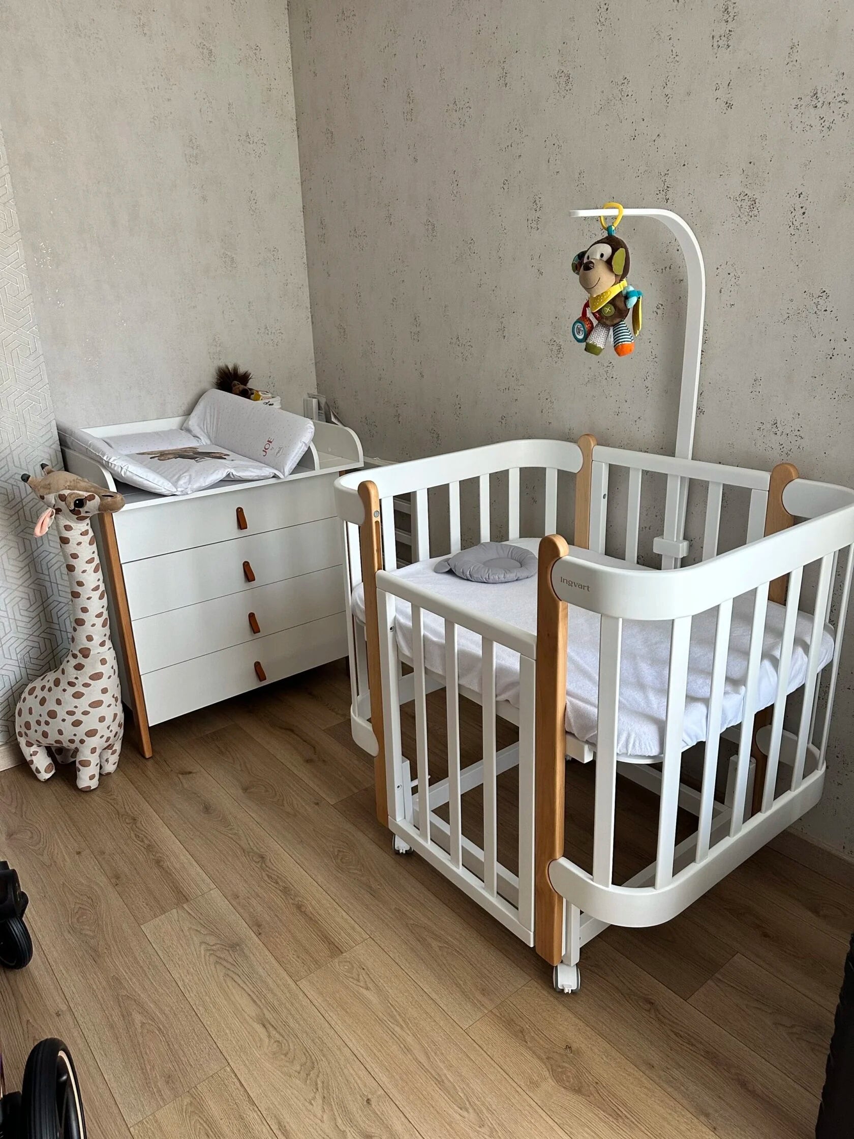 Ingvart Kumode ar Pārtinamo Galdiņu Scandi 82/80/50 cm White+Cappuccino - N1 Home