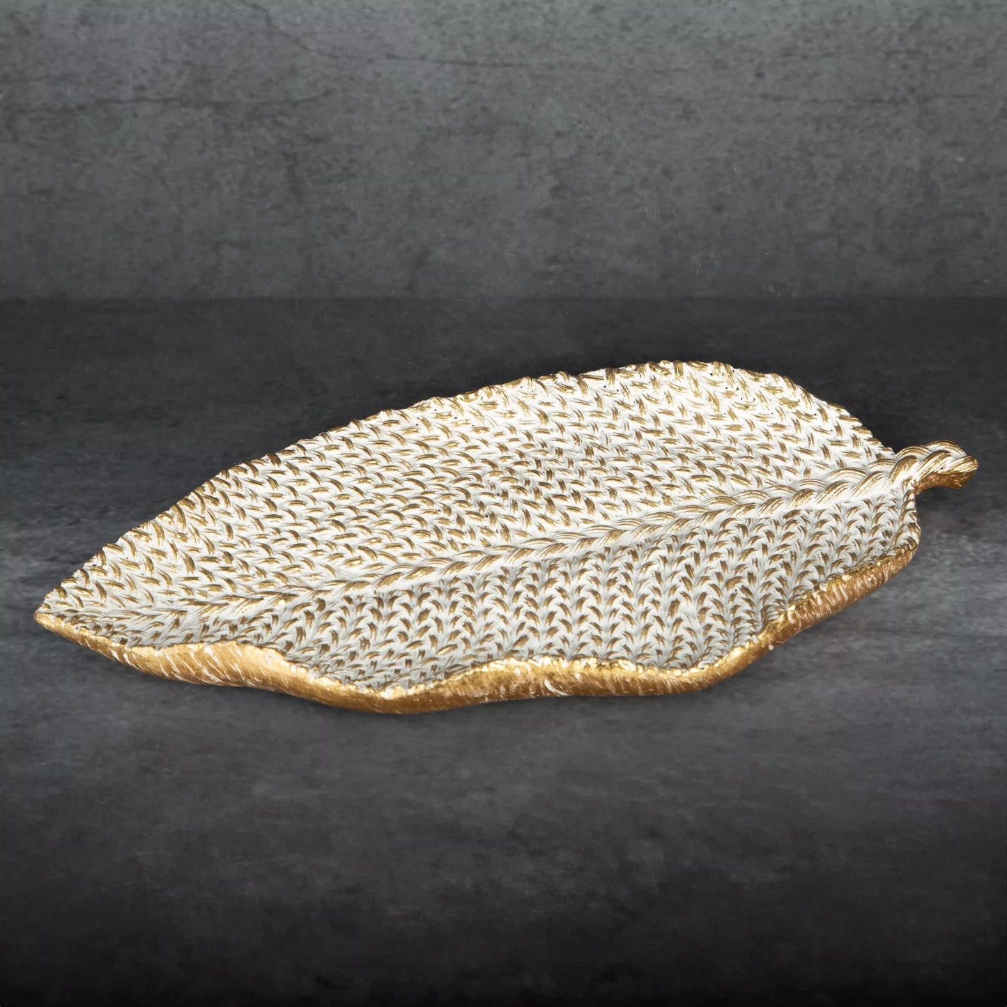 Dekoratīvs šķīvis Muli, kas dekorēts ar austa džempera rakstu 29/16/3 cm zelts - N1 Home