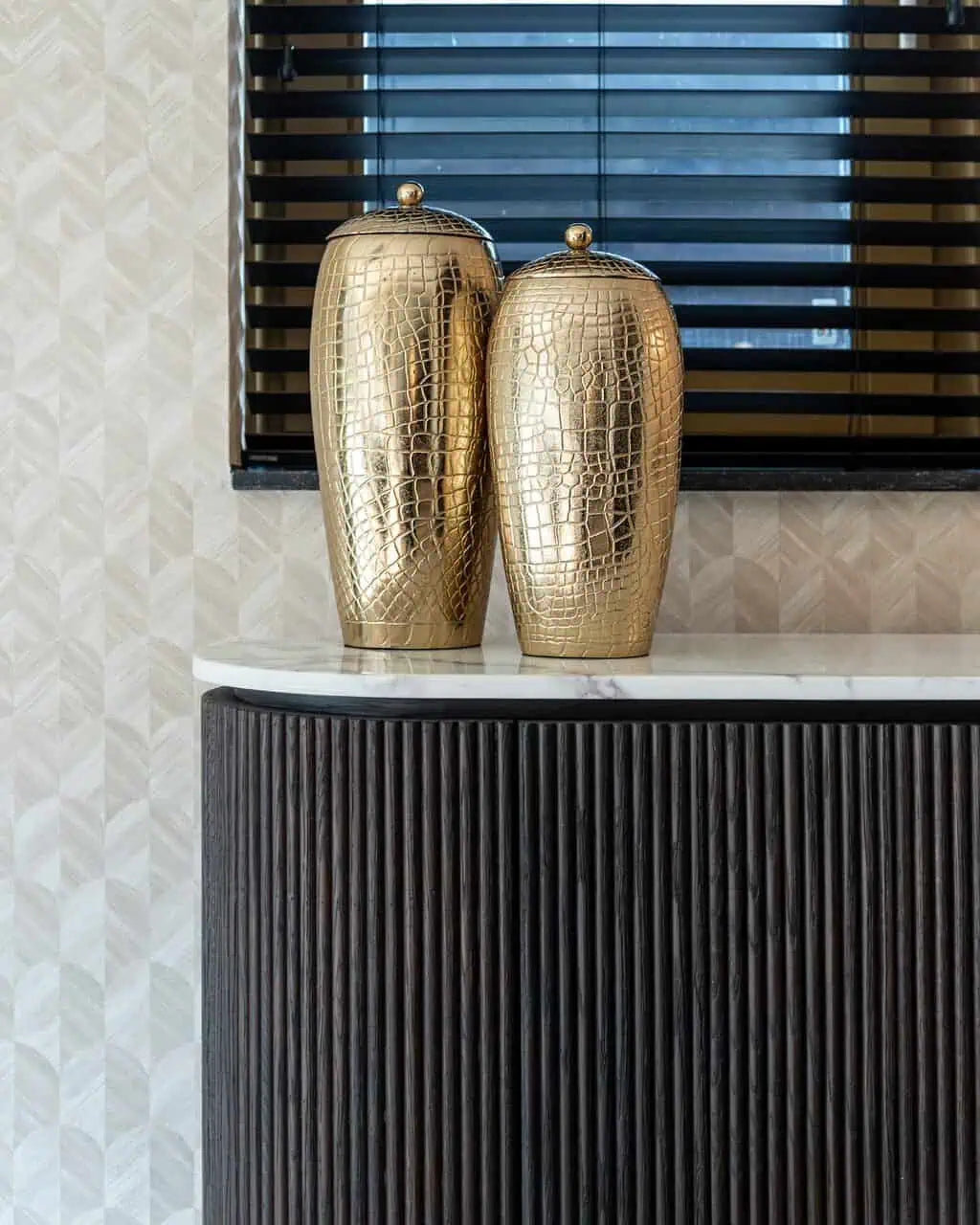 Kumode Barkley 3-durvju Richmond Interiors 85/180/46 cm Brushed Gold - N1 Home