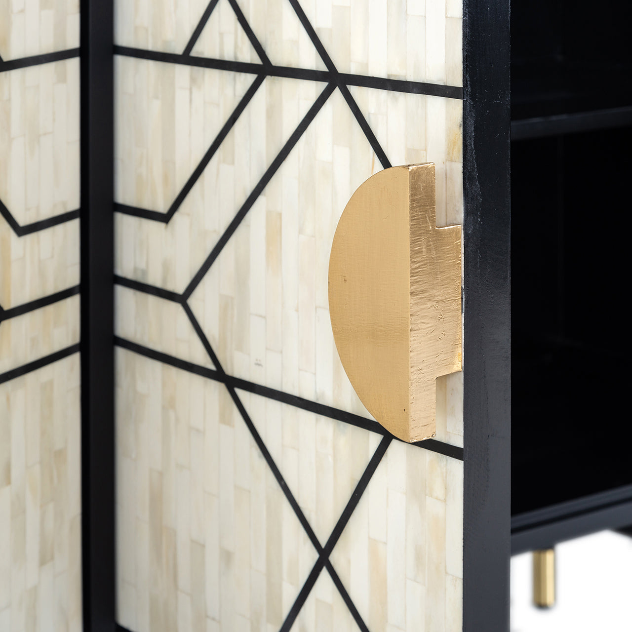 Kumode Novas 4-durvju Richmond Interiors 80/150/40 cm melns/balts - N1 Home