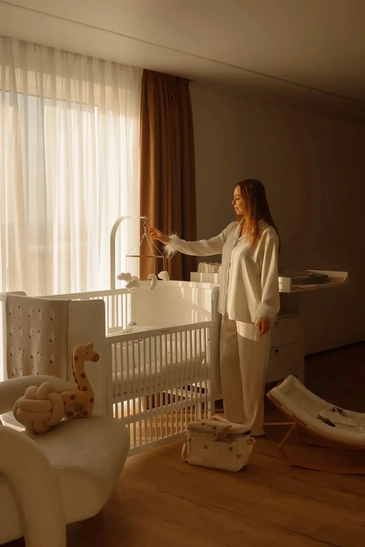 Gultiņa-transformers Boho Slim ar kustīgu sienu 70/90 - 134 cm balts - N1 Home