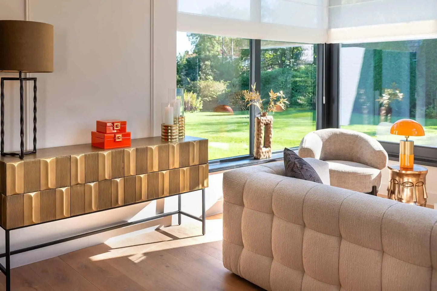 Kumode Jaxx 2 durvis 2 atvilktnes Richmond Interiors 81/160/40 cm melns/zelts - N1 Home