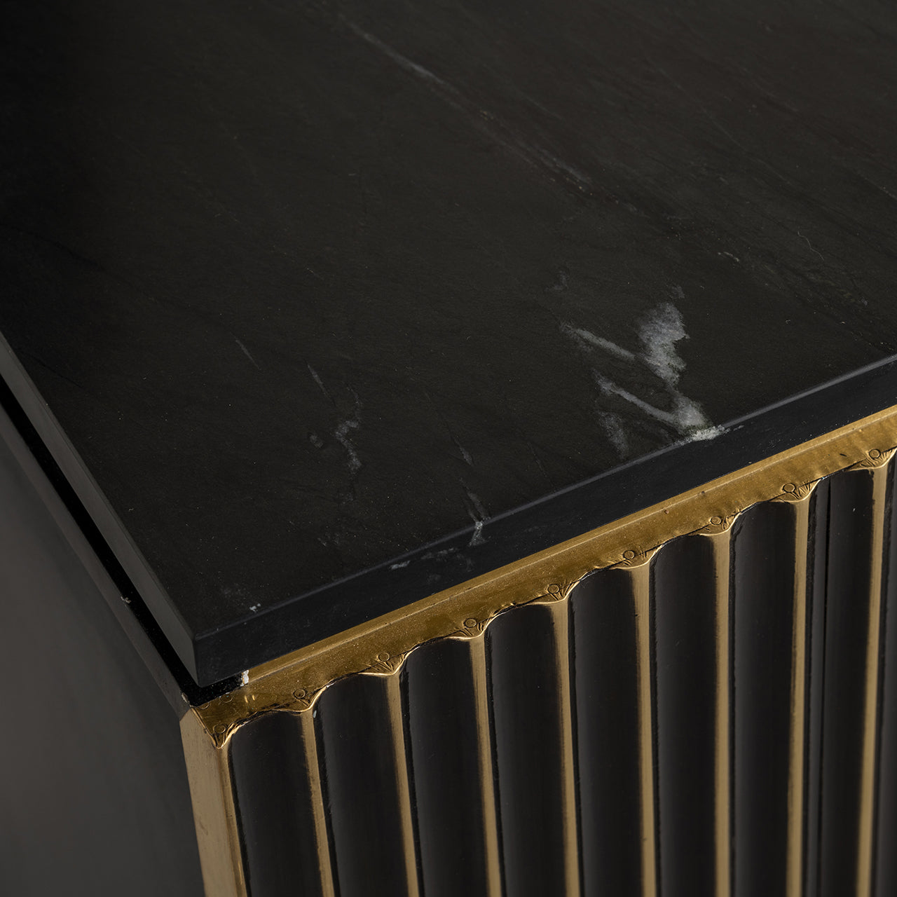 Naktsskapītis Les Arcs ar 1 durvīm Richmond Interiors 60/50/43 cm birstēts zelts - N1 Home