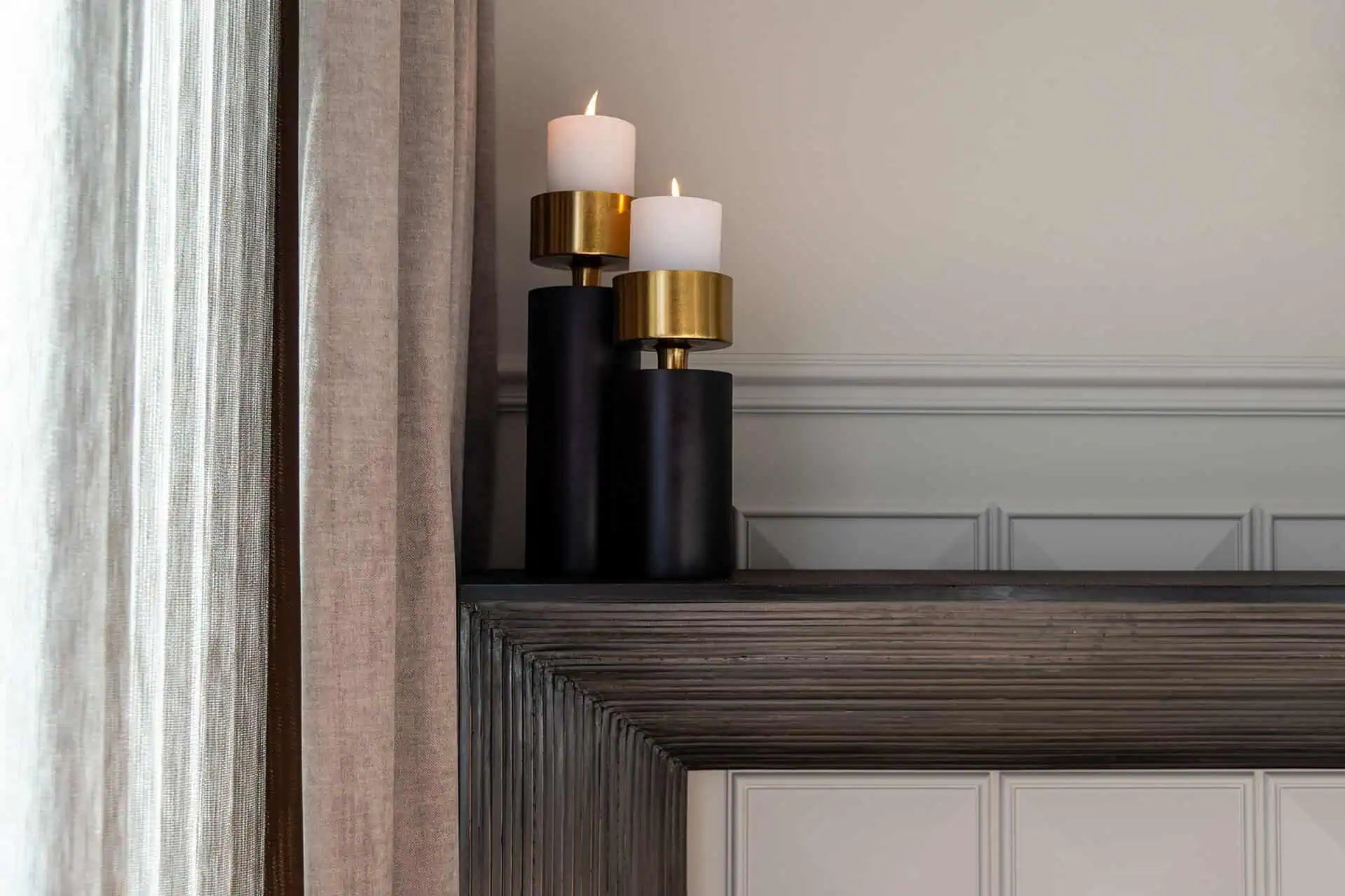 Konsole Gizen Richmond Interiors 81/160/35 cm melns/zelts - N1 Home