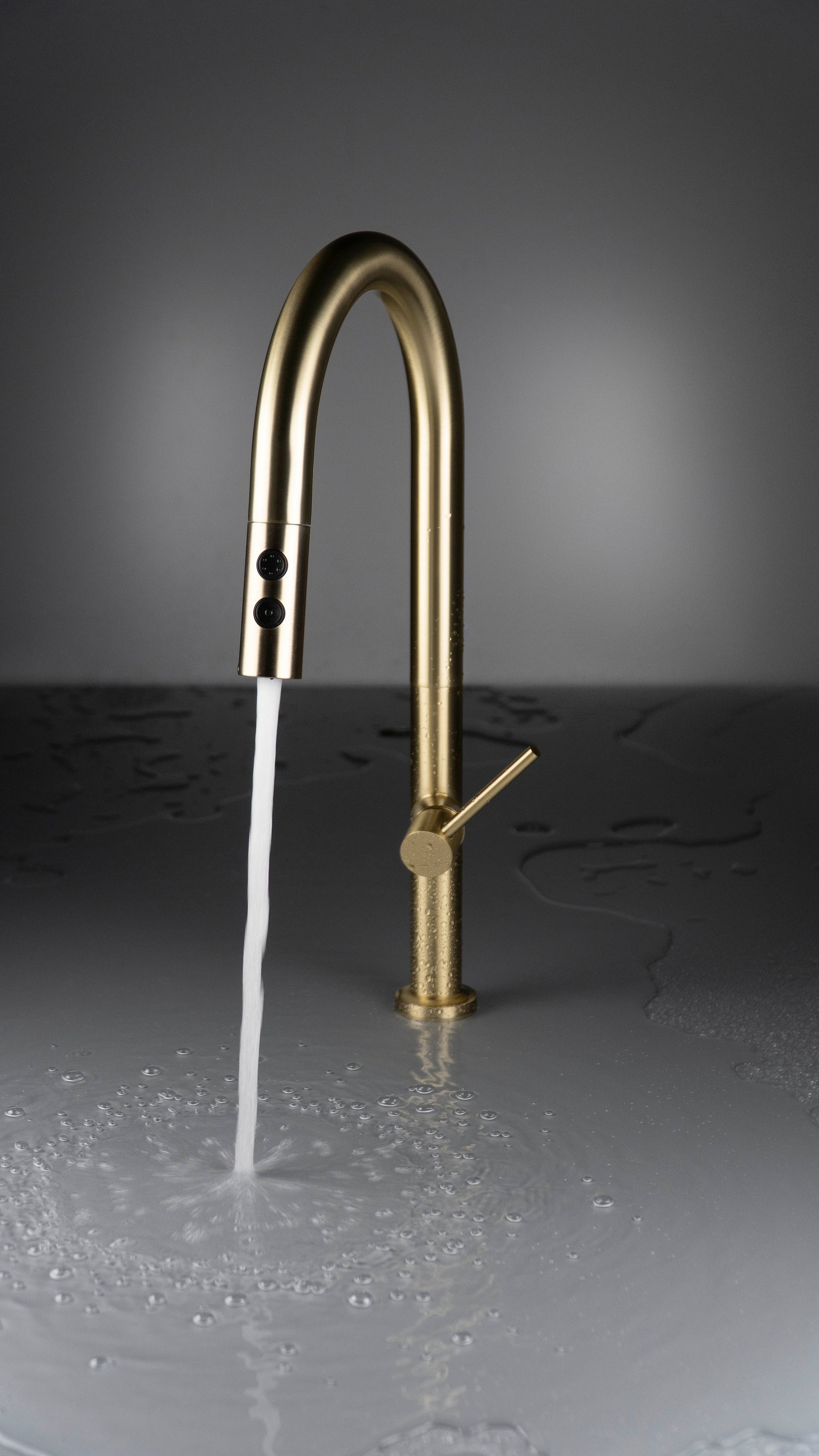 Virtuves jaucējkrāns ar izvelkamu snīpi - 2 veidu strūklas Olfato 451 cm matēts zelts - N1 Home