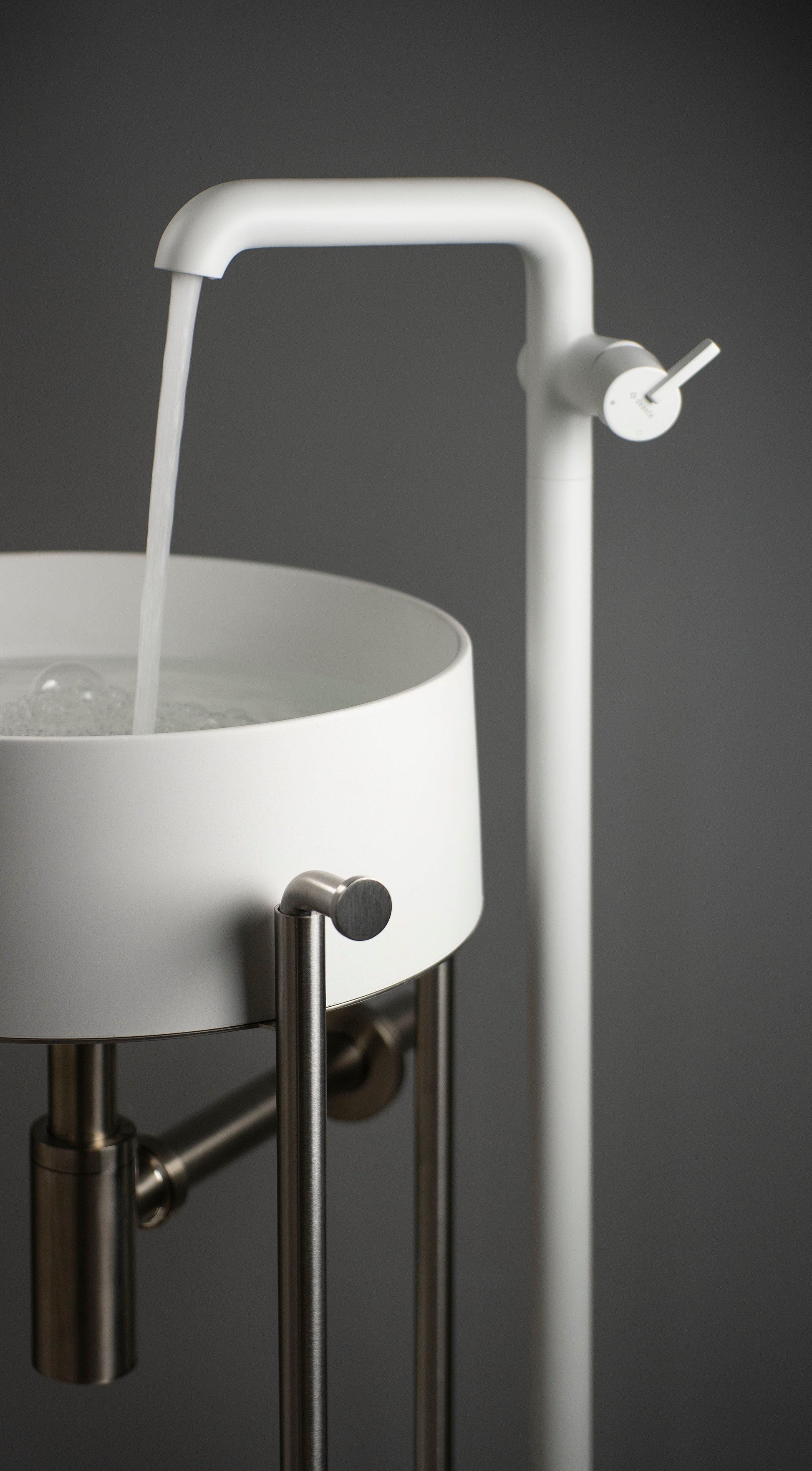 Izlietnes maisītājs, brīvi stāvošs Silia 1090 mm matēts zelts - N1 Home