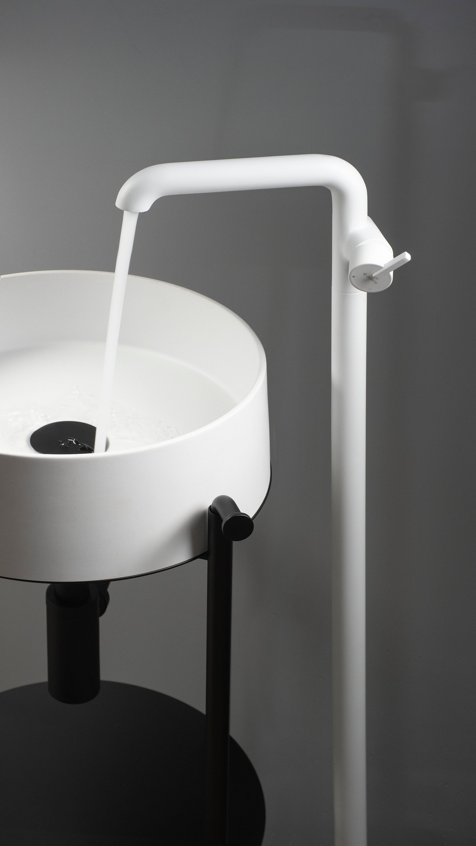 Izlietnes maisītājs, brīvi stāvošs Silia 1090 mm matēts tērauds - N1 Home