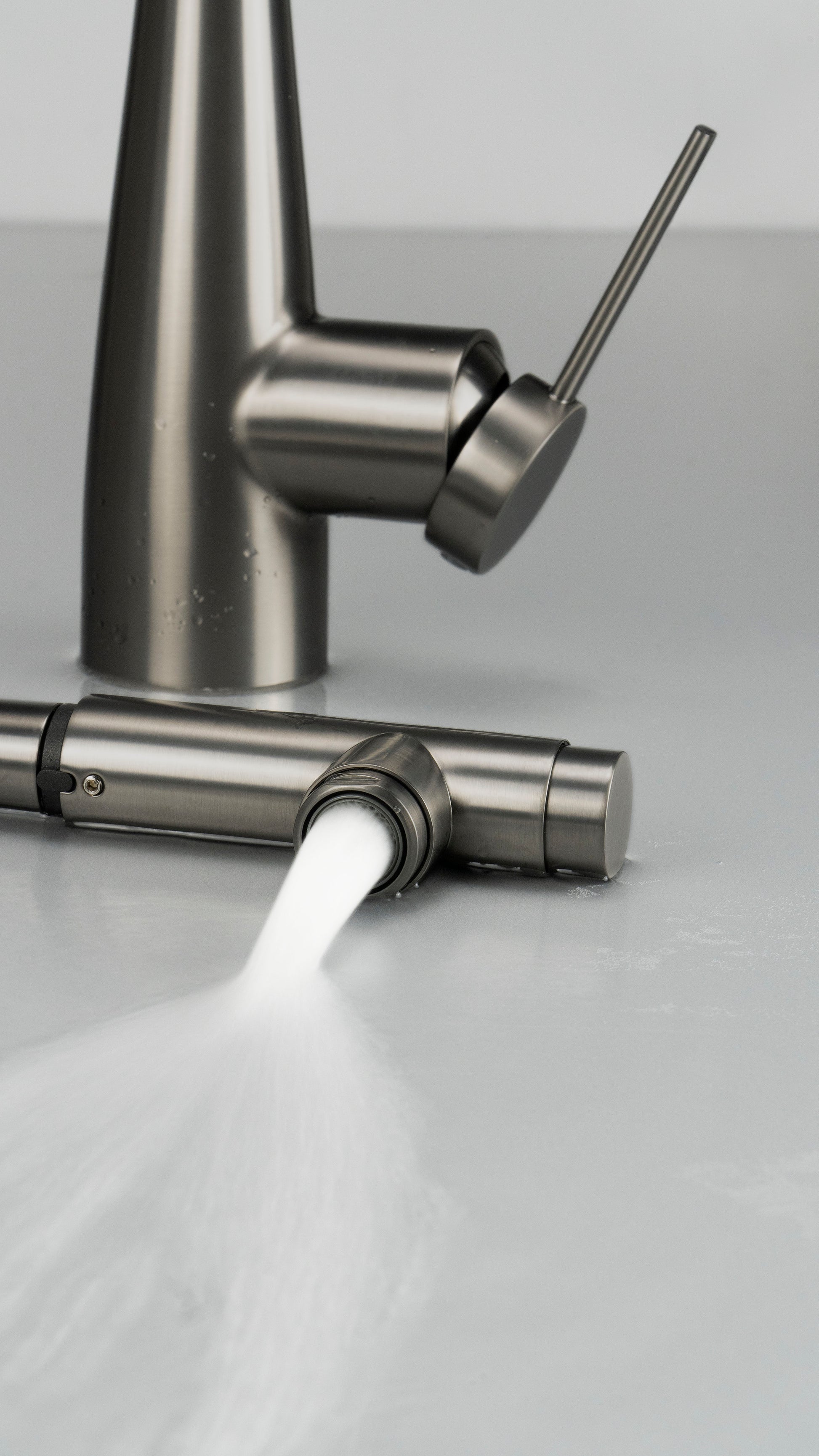 Virtuves jaucējkrāns ar ūdens filtra pieslēgumu un izvelkamu snīpi Eridan 33 cm matēta bronza - N1 Home