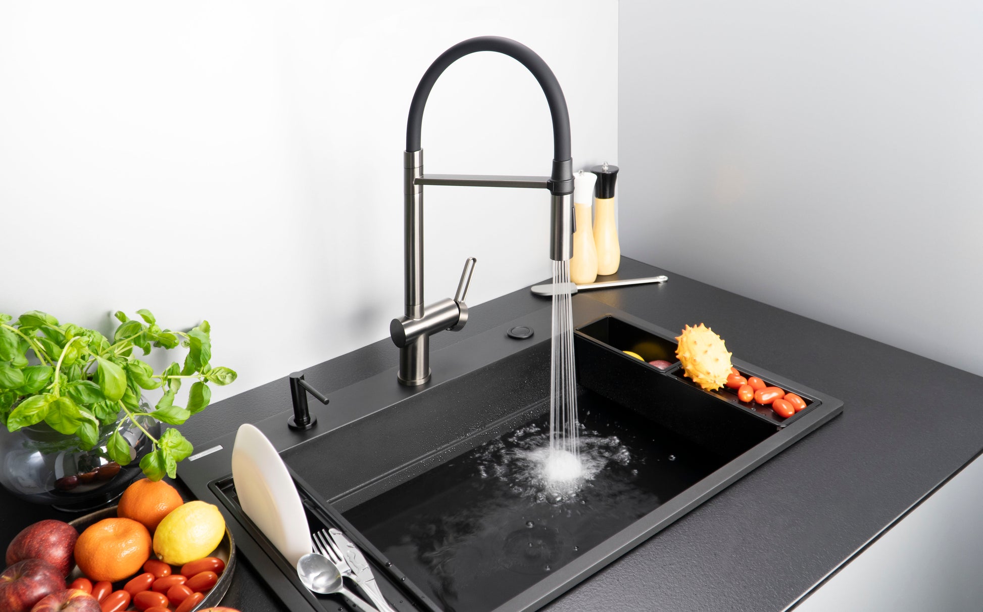 Virtuves jaucējkrāns ar elastīgu izteku - 2 veidu strūklas Magnetic 533 mm nero - N1 Home