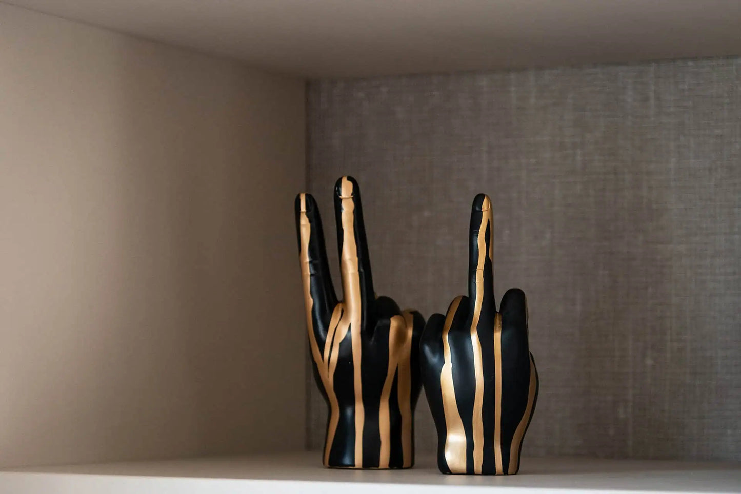 Dekoratīvs priekšmets Richmond Interiors Hand peace 22/10/7 cm melns/zelts - N1 Home