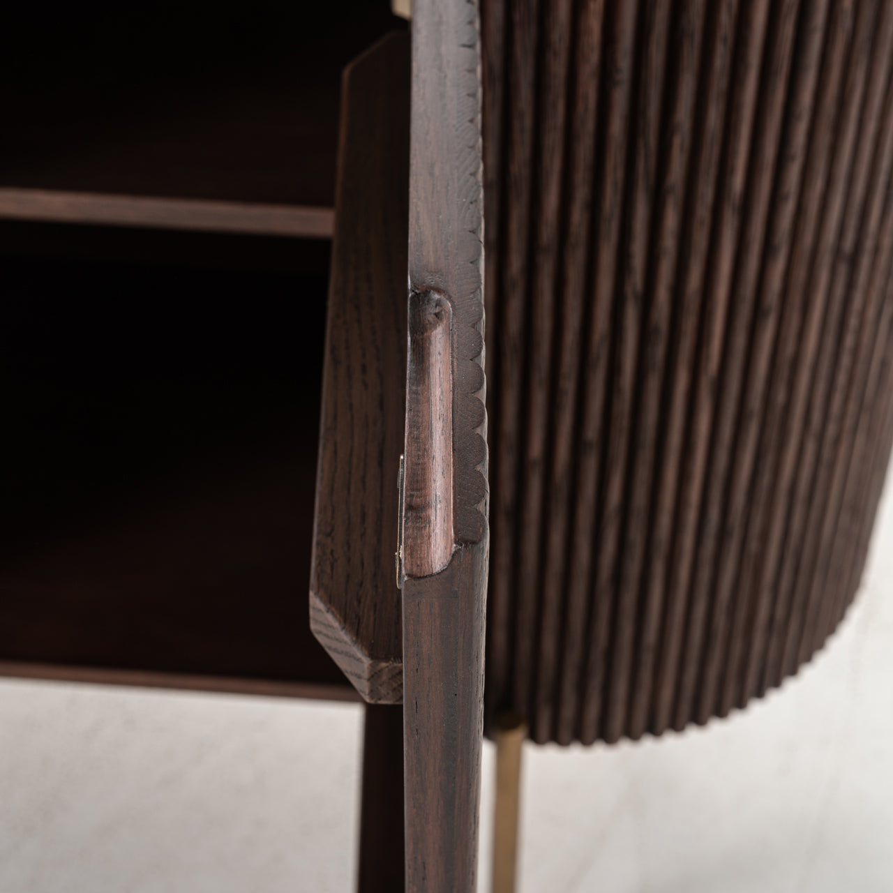 Kumode Barkley brushed gold Richmond Interiors 85/180/46 cm brūns - N1 Home