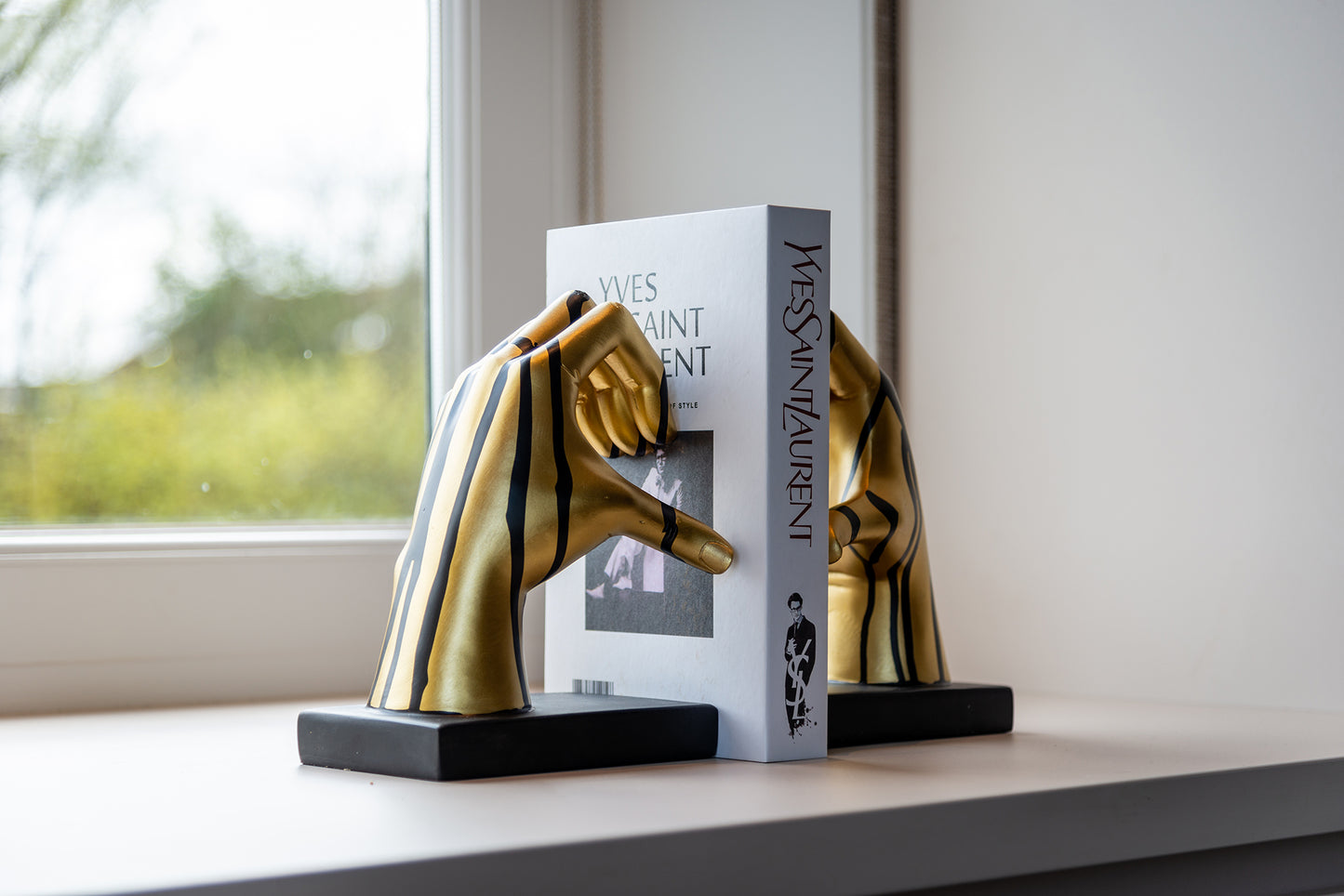 Grāmatu stendi Love  Richmond Interiors 23/33/11 cm melns/zelts - N1 Home