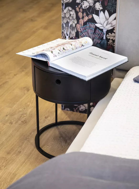 RAVA Apaļš melns naktsgaldiņš ar atvilktni - N1 Home